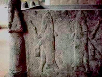 Un bacino cerimoniale babilonese rappresentante due Oannes