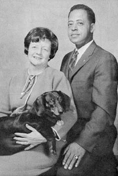 Betty e Barney Hill con il loro cane, testimone dell'evento