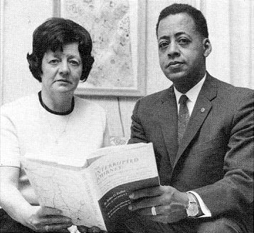 Betty e Barney Hill con il libro riguardante il loro caso di avvistamento