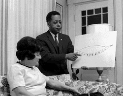 Barney Hill presenta un disegno schematico dell'UFO avvistato