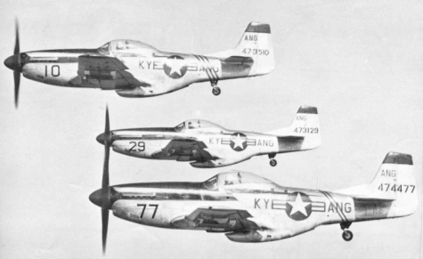 Tre velivoli modello F-51, come quello guidato dal capitano Mantell
