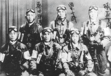 Un gruppo di kamikaze giapponesi prima dell'ultimo volo