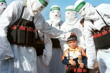Un gruppo di Hamas con un bambino
