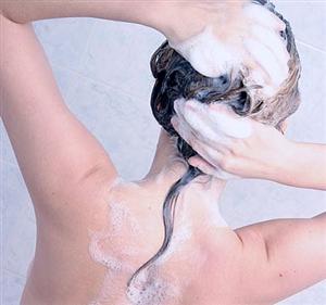 Consigli su come ridurre la caduta dei capelli e allontanare la calvizie