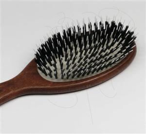 E' normale che cadano i capelli? Si rischia la calvizie?