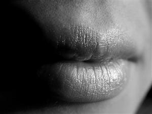 Fillers e tessuti: iniezioni per labbra carnose