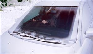 Inverno, ghiaccio e neve: pulire il vetro della macchina senza acqua
