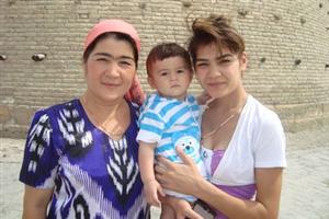 Madre e figlia. Uzbekistan. La psicologia diventa simile nel villaggio globale.