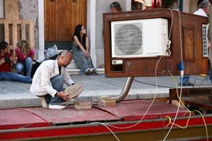 Per 49 giorni un cinese IN SCATOLA contro i limiti delle nascite in Cina