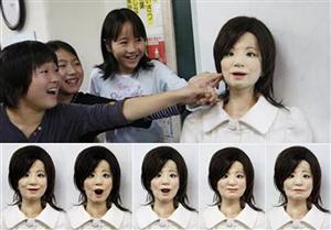 Saya: l'insegnante robot che ride, riprende gli studenti e parla pi� lingue