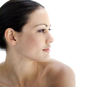 Zigomi rinvigoriti e viso giovane con la malaroplastica