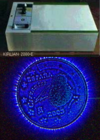 Sopra un modello della macchina Kirlian e sotto una foto che mostra l'effetto Kirlian