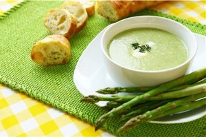 Crema di asparagi con crostini