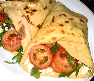 Crepes pomodoro, rucola e parmigiano