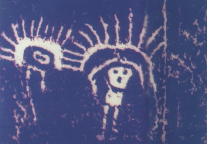 Un'altra incisione rupestre che sembra rappresentare figure con casco non umane