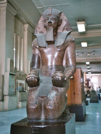 Statua di Tutmosi III al Museo Egizio del Cairo