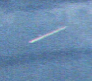 Ingrandimento della foto di un UFO a forma di sigaro