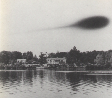 Foto scattata da un ingegnere chimico sul lago Odet fra Quimper e Benodet (Finistere sud) il 21 maggio 1975 alle 15:30. L'acqua sotto l'UFO è increspata. Pellicola HP4, 400 ASA a 1/125 sec.
