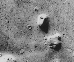 Il "volto di Marte" come è stato ripreso nel 1976 dalla sonda Viking 1